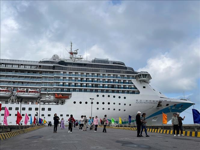 Con tàu khởi hành từ Quảng Châu (Trung Quốc) chở theo 2.613 du khách cùng 732 thuyền viên khách quốc tế cập Cảng Chân Mây. Ảnh: Văn Dũng-TTXVN