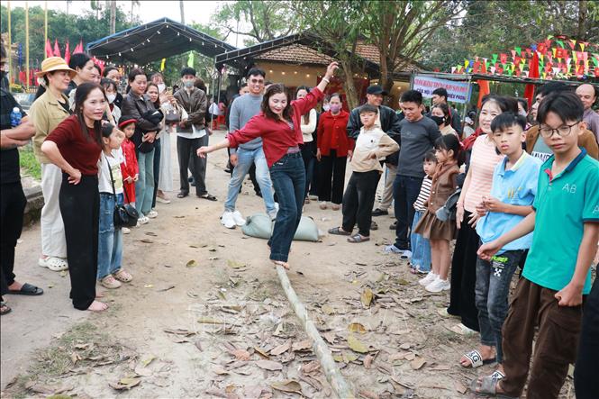 Người dân và du khách thích thú với các trò chơi dân gian. Ảnh: Tường Vi - TTXVN