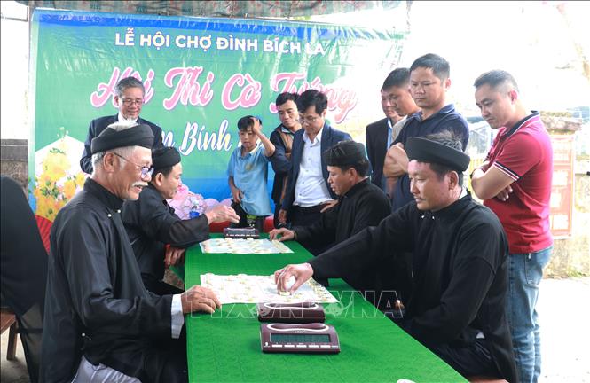Hội thi đánh cờ tướng tại lễ hội. Ảnh: Tường Vi - TTXVN
