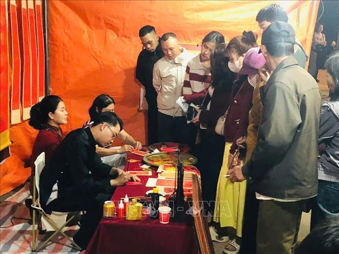 Phần hội với các hoạt động văn hóa, văn nghệ và các trò chơi dân gian mang đậm bản sắc quê hương. Ảnh: Tường Vi - TTXVN