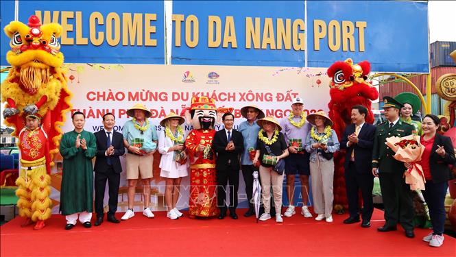 Ban tổ chức tặng quà chúc mừng các du khách đến tham quan Đà Nẵng trong dịp Xuân mới Bính Ngọ 2026. Ảnh: Trần Lê Lâm - TTXVN 