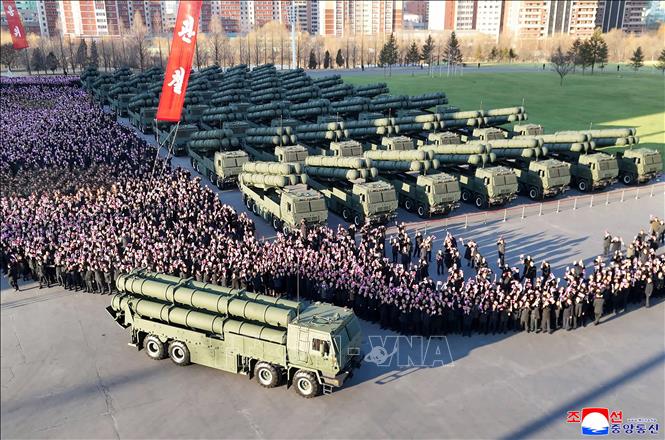 Lễ bàn giao và trưng bày hệ thống phóng rocket đa nòng cỡ lớn 600mm được tổ chức tại thủ đô Bình Nhưỡng, Triều Tiên ngày 18/2/2026. Ảnh: KCNA/TTXVN