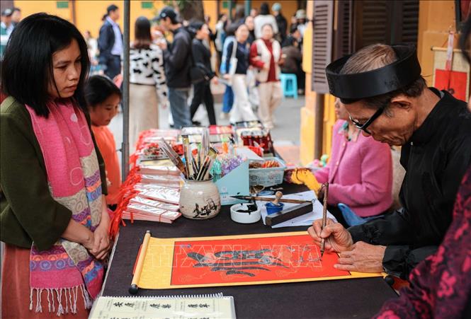 Người dân xin chữ đầu năm trong khu di tích Chủ tịch Hồ Chí Minh. Ảnh: Hoàng Hiếu - TTXVN