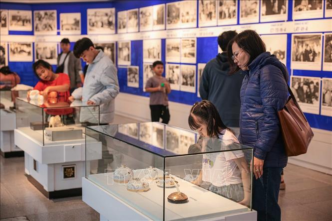 Nhiều gia đình cho trẻ nhỏ vào viếng Chủ tịch Hồ Chí Minh và tham, tìm hiểu các hiện vật đang trưng bày tại Bảo tàng Hồ Chí Minh. Ảnh: Hoàng Hiếu - TTXVN