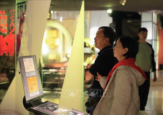 Người dân và du khách tham quan, tìm hiểu các hiện vật được trưng bày tại Bảo tàng Hồ Chí Minh. Ảnh: Hoàng Hiếu - TTXVN