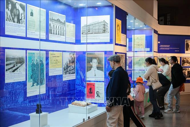 Người dân và du khách tham quan, tìm hiểu các hiện vật được trưng bày tại Bảo tàng Hồ Chí Minh. Ảnh: Hoàng Hiếu - TTXVN