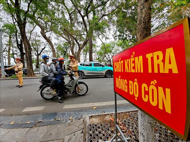 CSGT Hà Nội duy trì kiểm soát nồng độ cồn trong dịp Tết Nguyên đán. Ảnh: Trung Nguyên - TTXVN