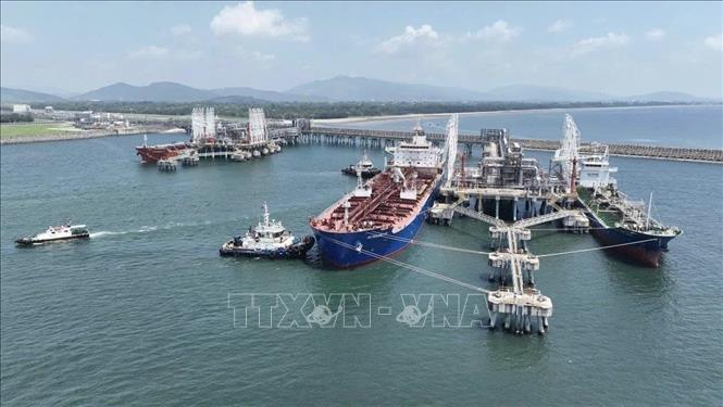 Hiện Công ty Cổ phần Dịch vụ Kỹ thuật PTSC Thanh Hóa đang chuẩn bị sẵn sàng điều kiện để tiếp nhận chuyến tàu dầu thô VLCC No.270 (tàu chở dầu thô cỡ rất lớn) cập cảng Nghi Sơn vào ngày 20/2 (mùng 4 Tết). Ảnh: TTXVN phát