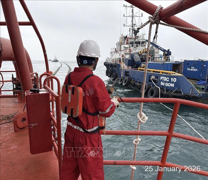 Đội bảo dưỡng rà soát, đánh giá tình trạng kỹ thuật của hệ thống phao rót dầu không bến (SPM), bảo đảm sẵn sàng cho tàu dầu thô cỡ lớn cập phao, neo đậu và bơm hàng an toàn sau hành trình vượt Ấn Độ Dương kéo dài 17 ngày. Ảnh: TTXVN phát