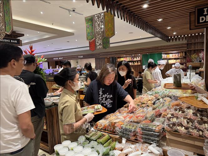 Siêu thị bày bán nhiều loại bánh và thực phẩm chế biến sẵn dành cho bữa xả nhịn sau khi mặt trời lặn. Ảnh: Đỗ Quyên – PV TTXVN tại Indonesia