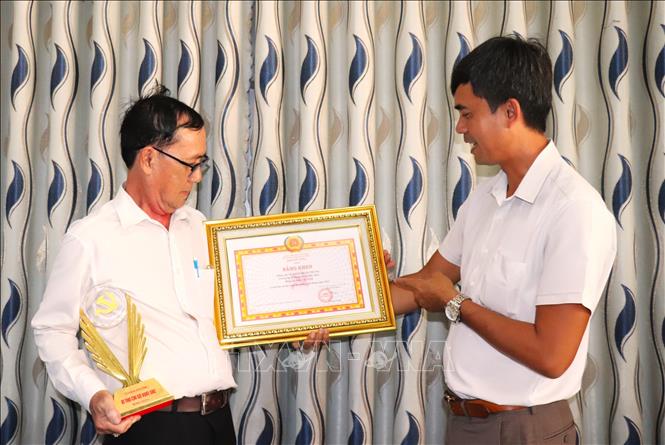 Ông Nguyễn Hoài Trung, Bí thư Chi bộ, Trưởng khu phố 3, xã Đức Hòa, tỉnh Tây Ninh được tặng Bằng khen về thành tích Bí thư Chi bộ xuất sắc trong toàn Đảng năm 2026. Ảnh: Thanh Bình - TTXVN
