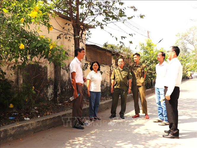 Ông Nguyễn Hoài Trung, Bí thư Chi bộ, Trưởng khu phố 3, xã Đức Hòa, tỉnh Tây Ninh cùng tổ an ninh tự quản kiểm tra môi trường đường liên xóm trong dịp Tết Nguyên đán Bính Ngọ, năm 2026. Ảnh: Thanh Bình - TTXVN