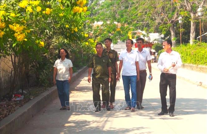 Ông Nguyễn Hoài Trung, Bí thư Chi bộ, Trưởng khu phố 3, xã Đức Hòa, tỉnh Tây Ninh cùng tổ an ninh tự quản kiểm tra môi trường đường liên xóm trong dịp Tết Nguyên đán Bính Ngọ năm 2026. Ảnh: Thanh Bình - TTXVN