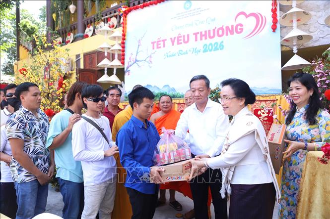 Phu nhân Tổng Bí thư, Chủ tịch nước Lào Naly Sisoulith trao phần quà yêu thương đầu tiên cho người khuyết tật. Ảnh: Xuân Tú - PV TTXVN tại Lào