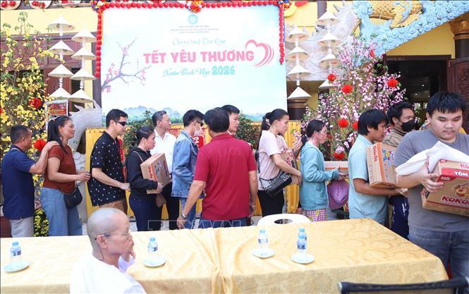 Tấm lòng nhân ái được gửi gắm trong những phần quà yêu thương. Ảnh: Xuân Tú - PV TTXVN tại Lào