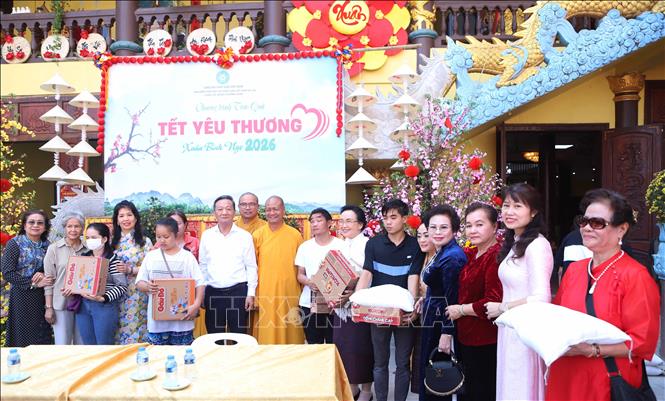 Đại biểu hai nước trao những phần quà yêu thương cho các hoàn cảnh kém may mắn tại sự kiện. Ảnh: Xuân Tú - PV TTXVN tại Lào