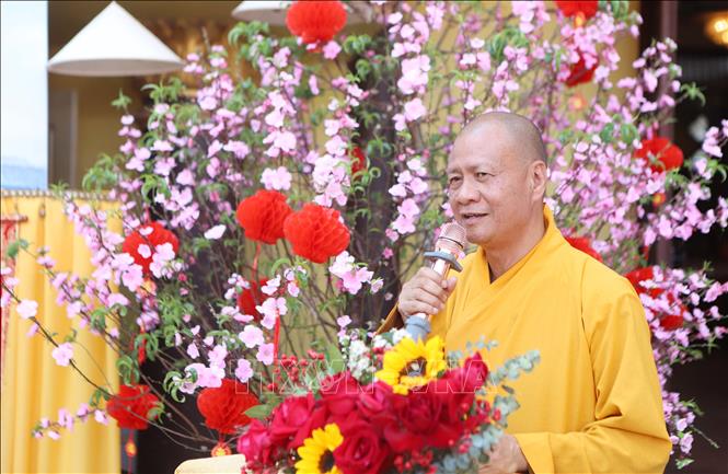 Thượng tọa Thích Minh Quang, Trưởng Ban Điều phối hợp tác Phật giáo Việt Nam – Lào, Trụ trì Chùa Phật Tích thủ đô Viêng Chăn phát biểu tại sự kiện. Ảnh: Xuân Tú - PV TTXVN tại Lào