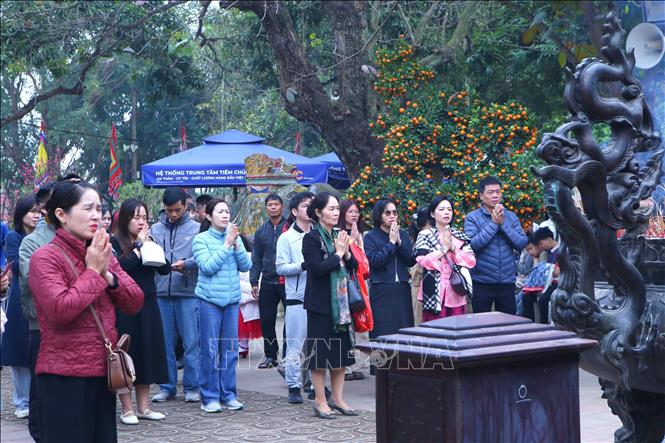 Du khách thành kính dâng hương tại Khu di tích lịch sử, văn hóa đặc biệt đền Trần - Chùa Tháp trong những ngày đầu Xuân Bính Ngọ 2026. Ảnh: Công Luật - TTXVN