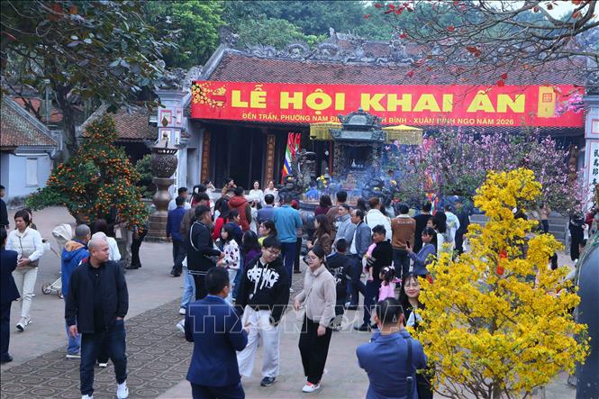 Đông đảo người dân, du khách vãn cảnh tại đền Thiên Trường, Khu di tích lịch sử, văn hóa đặc biệt đền Trần - Chùa Tháp. Ảnh: Công Luật - TTXVN