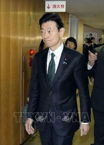 Ông Yasutoshi Nishimura tới cuộc họp tại trụ sở đảng LDP ở Tokyo, Nhật Bản ngày 19/2/2026. Ảnh: Kyodo/TTXVN