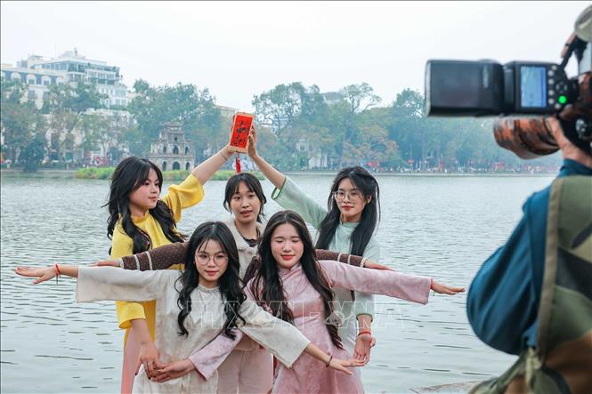 Một nhóm bạn vui chơi, lưu giữ kỷ niệm trong chiều mùng 3 Tết. Ảnh: Hoàng Hiếu - TTXVN