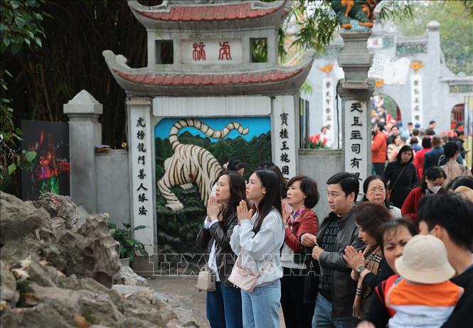 Người dân đi lễ đầu năm tại đền Ngọc Sơn. Ảnh: Hoàng Hiếu - TTXVN