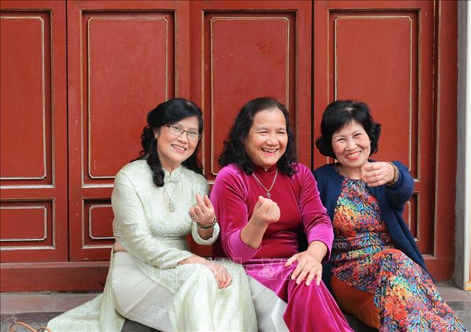 Những nụ cười rạng rỡ của người dân trong chiều mùng 3 Tết, lan tỏa niềm vui và sắc xuân khắp phố phường Hà Nội. Ảnh: Hoàng Hiếu - TTXVN