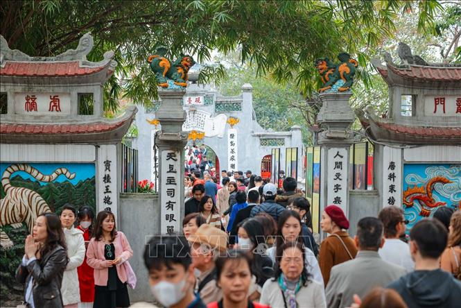 Đền Ngọc Sơn trật kín người dân và du khách đến tham quan, thưởng lãm. Ảnh: Hoàng Hiếu - TTXVN