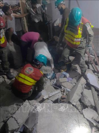 Lực lượng cứu hộ tìm kiếm nạn nhân sau vụ nổ. Ảnh: THX/TTXVN