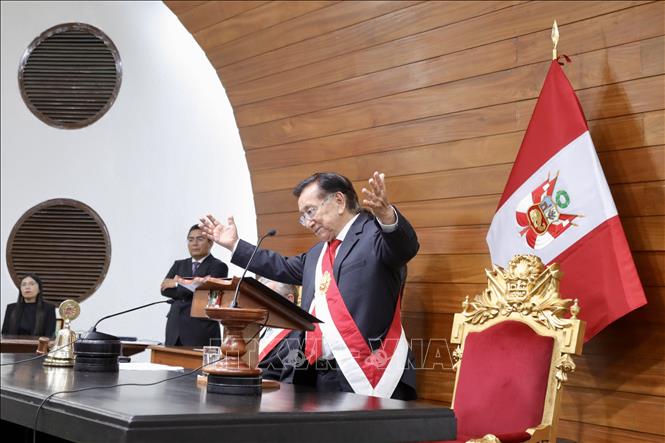 Ông Jose Balcazar tuyên thệ nhậm chức Tổng thống lâm thời Peru tại Lima ngày 18/2/2026. Ảnh: THX/TTXVN