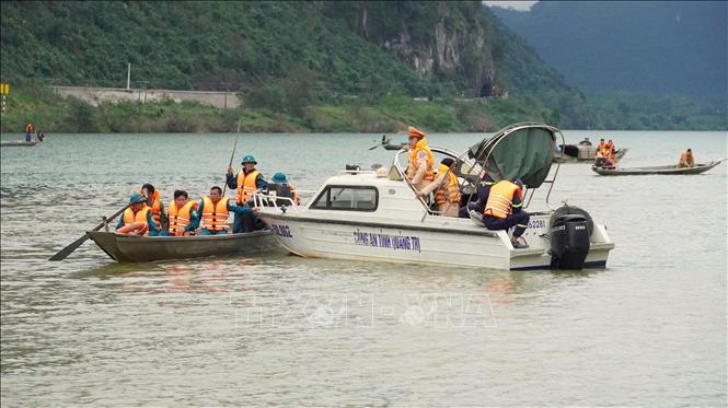 Lực lượng chức năng và người dân địa phương tích cực tìm kiếm nạn nhân mất tích. Ảnh: TTXVN phát