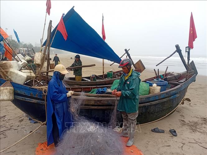 Anh Ngô Quang Tùng, phường Sầm Sơn, Thanh Hóa đang chuẩn bị lưới cá để ra khơi trong chiều 19/2. Ảnh: Nguyễn Nam-TTXVN