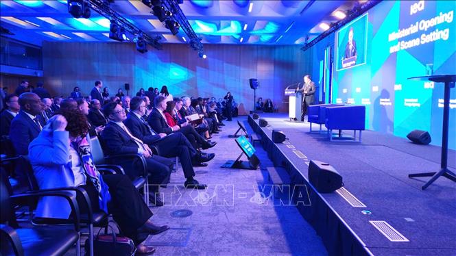 Đại sứ đặc mệnh toàn quyền Việt Nam tại Pháp Trịnh Đức Hải (thứ hai hàng ghế đầu) dự Hội nghị Bộ trưởng Cơ quan năng lượng Quốc tế (IEA) năm 2026. Ảnh: TTXVN phát