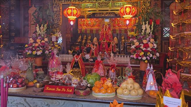 Ban thờ Quán Thế Âm Bồ Tát tại chính điện. Ảnh: Lê Minh Hưởng - Pv TTXVN tại Indonesia