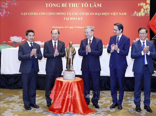 Tổng Bí thư Tô Lâm trao tặng bức tượng Chủ tịch Hồ Chí Minh cho các cơ quan đại diện Việt Nam tại Hoa Kỳ. Ảnh: Thống Nhất – TTXVN