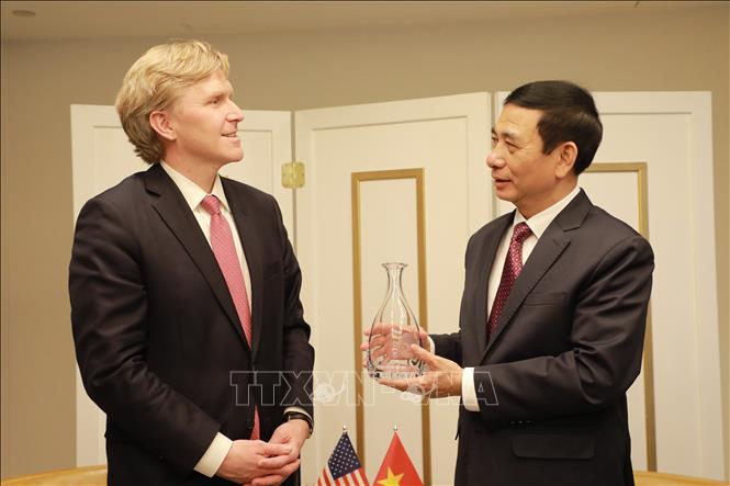 Thứ trưởng thứ nhất Bộ Chiến tranh Hoa Kỳ Elbridge A. Colby trao quà lưu niệm cho Bộ trưởng Quốc phòng Phan Văn Giang. Ảnh: Đoàn Hùng - P/v TTXVN tại Mỹ