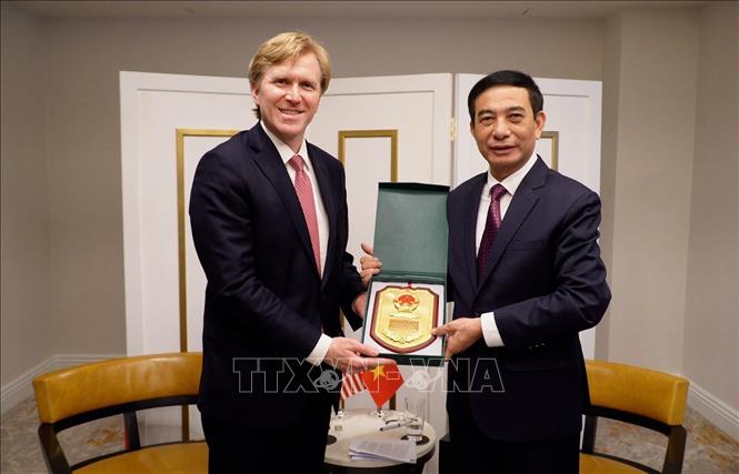 Bộ trưởng Quốc phòng Phan Văn Giang trao quà lưu niệm cho Thứ trưởng thứ nhất Bộ Chiến tranh Hoa Kỳ Elbridge A. Colby . Ảnh: Đoàn Hùng - P/v TTXVN tại Mỹ