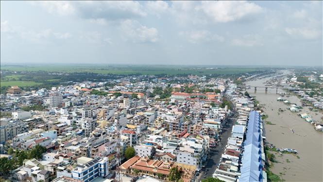 Đô thị Châu Đốc, An Giang nằm bên bờ sông Hậu. Ảnh: Thanh Sang-TTXVN