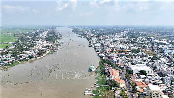 Đô thị Châu Đốc, An Giang sôi động bên bờ sông Hậu khẳng định vị thế trung tâm giao thương vùng biên. Ảnh: Thanh Sang-TTXVN