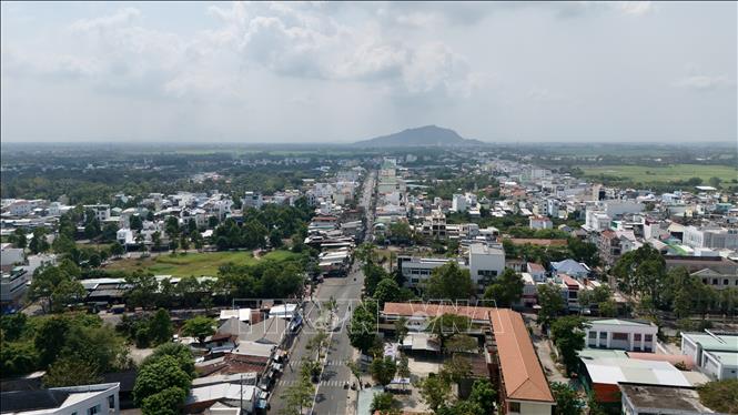 Đô thị Châu Đốc, An Giang nhìn về Khu du lịch Quốc gia Núi Sam. Ảnh: Thanh Sang-TTXVN