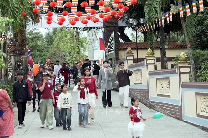 Dòng người đổ về chùa Cam Lộ (Quảng Trị) dịp đầu xuân năm mới Bính Ngọ 2026. Ảnh: Tá Chuyên - TTXVN
