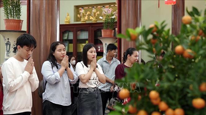 Người dân thắp hương, cầu bình an tại chùa Cam Lộ (Quảng Trị) dịp đầu xuân năm mới Bính Ngọ 2026. Ảnh: Tá Chuyên - TTXVN