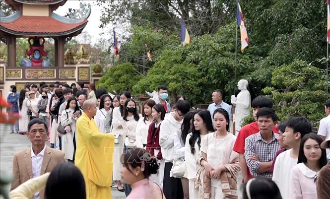 Người dân xếp hàng thứ tự, chờ vào vãn cảnh, thắp hương cầu bình an tại chùa Cam Lộ (Quảng Trị) dịp đầu xuân năm mới Bính Ngọ 2026. Ảnh: Tá Chuyên - TTXVN