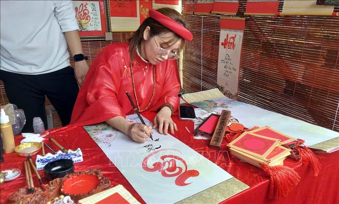 Nét đẹp cho chữ đầu xuân năm mới tại các điểm du lịch tâm linh Quảng Trị. Ảnh: Tá Chuyên - TTXVN