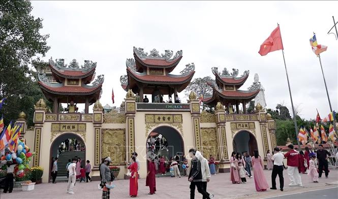 Nhiều du khách chọn Chùa Cam Lộ (Quảng Trị) để vãn cảnh, cầu bình an dịp đầu xuân năm mới Bính Ngọ 2026. Ảnh: Tá Chuyên - TTXVN