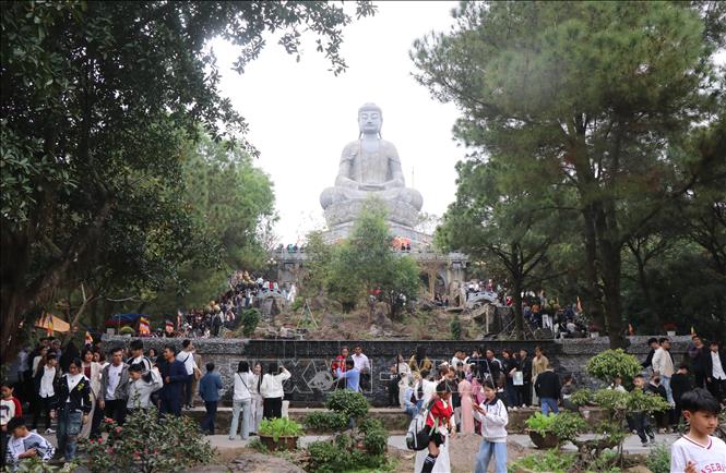 Du khách tham quan quảng trường Đại phật tượng. Ảnh: Thanh Thương - TTXVN