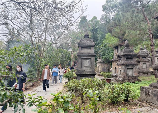 Lối qua vườn tháp cổ tại chùa Phật Tích. Ảnh: Thanh Thương - TTXVN