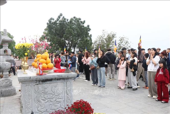 Du khách thành kính dâng hương lễ phật. Ảnh: Thanh Thương - TTXVN