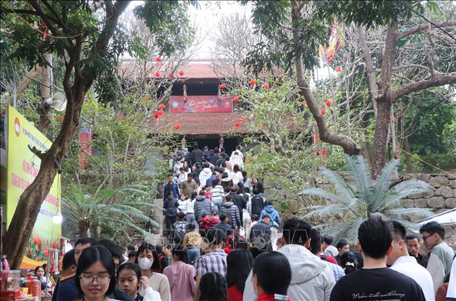 Lối lên cổng chùa Phật Tích. Ảnh: Thanh Thương - TTXVN