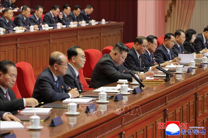 Phát biểu khai mạc, Tổng Bí thư Đảng Lao động Triều Tiên Kim Jong Un (thứ 4, trái) kêu gọi tiếp tục thúc đẩy phát triển kinh tế, nâng cao đời sống người dân và củng cố năng lực lãnh đạo của đảng. Ảnh: Yonhap/TTXVN